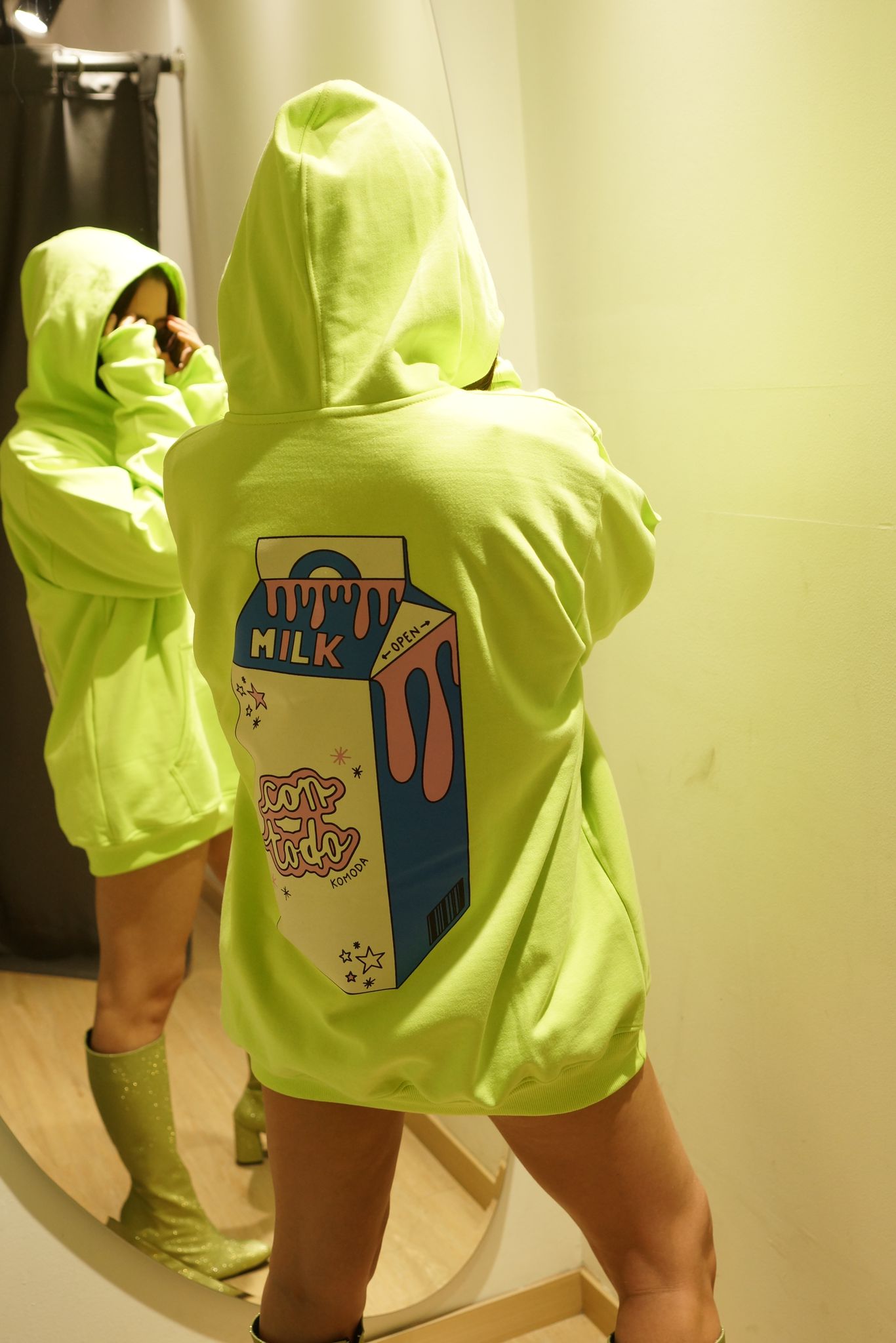 Hoodie neón con todo